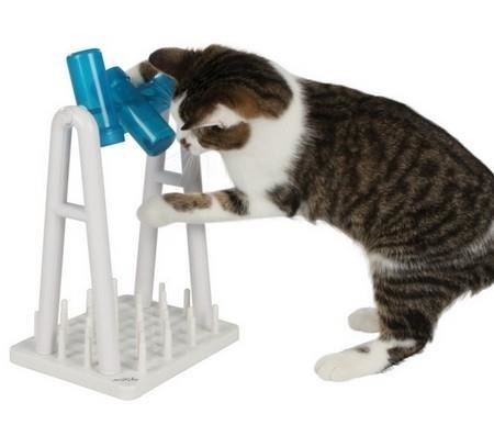 Zabawka na inteligencję dla kota połączona z torem do wyciągania smakołyków